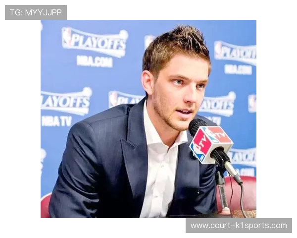 足球场上的颜值与实力双全十号球星引领潮流风尚