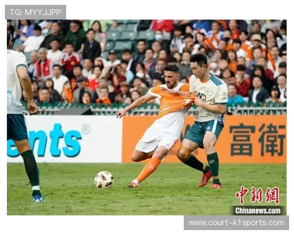 足球巨星同框合影展现经典瞬间球场内外的友谊与默契